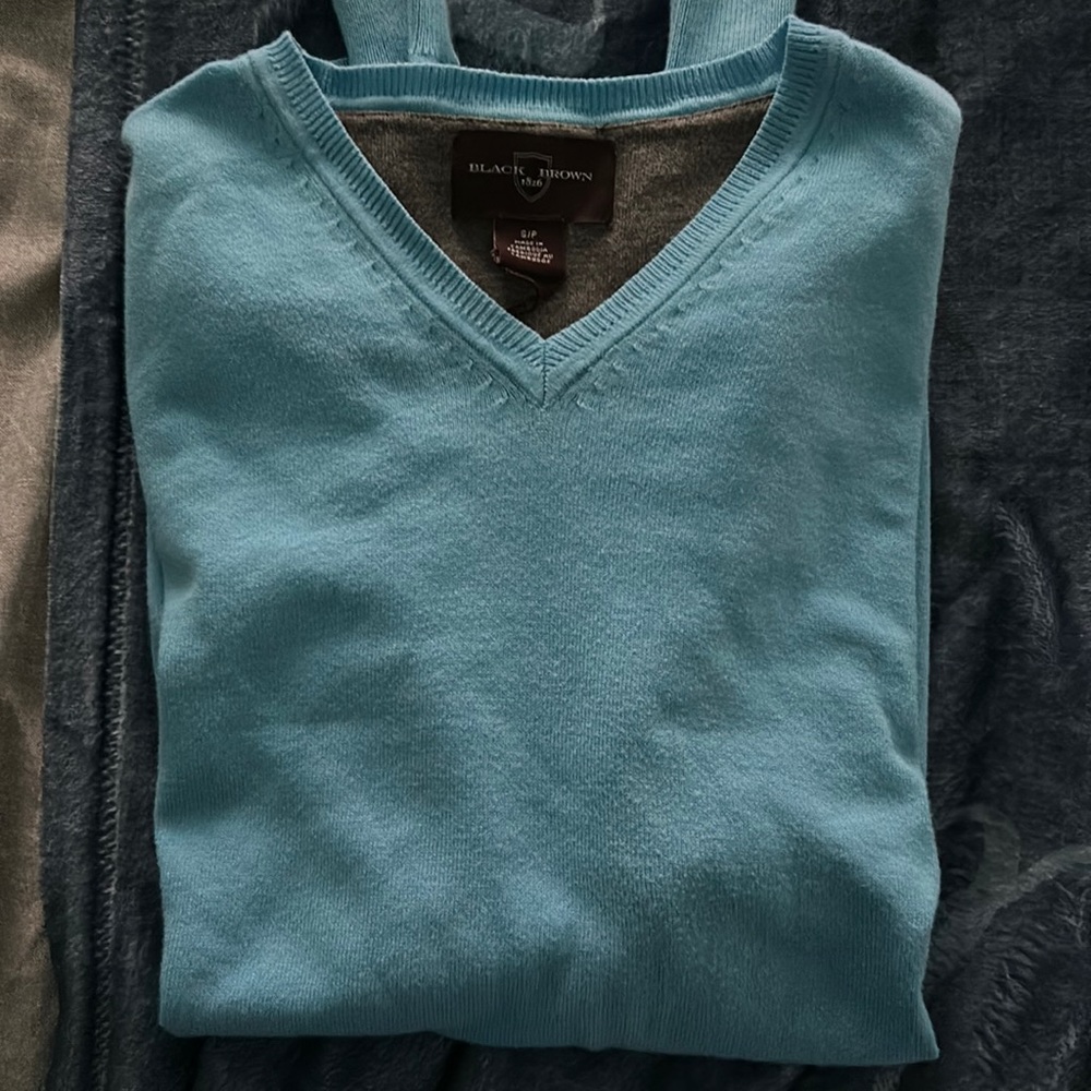 Men’s lightweight blue sweater